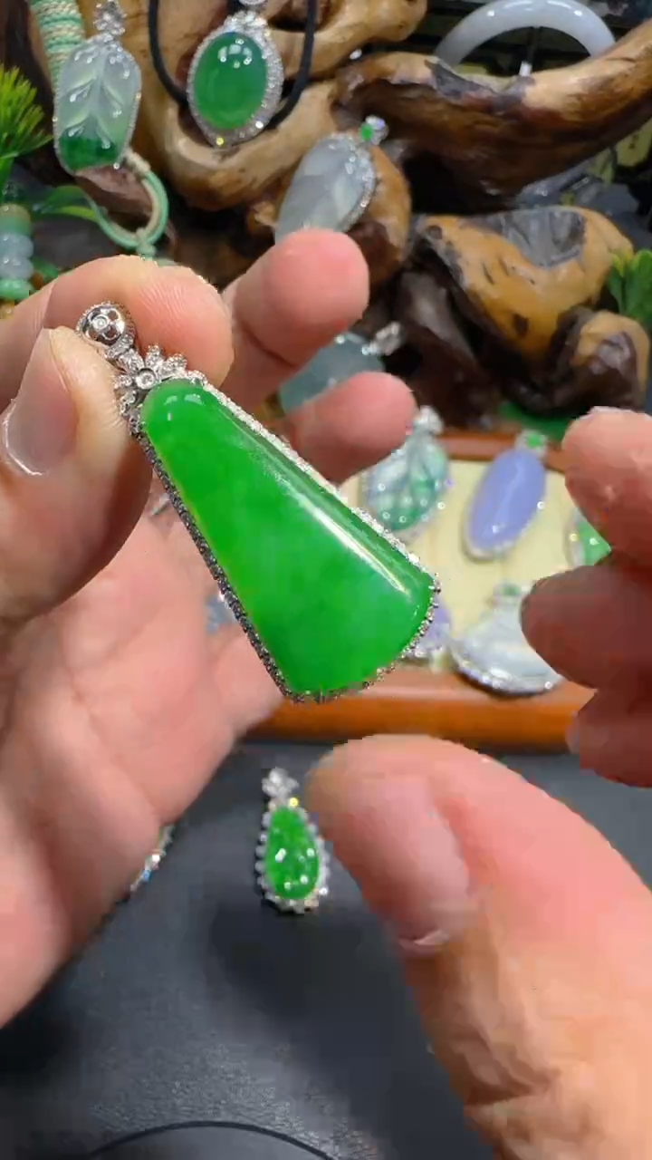 【闪购商品】翡翠吊坠(不含链)18K金镶嵌吊坠