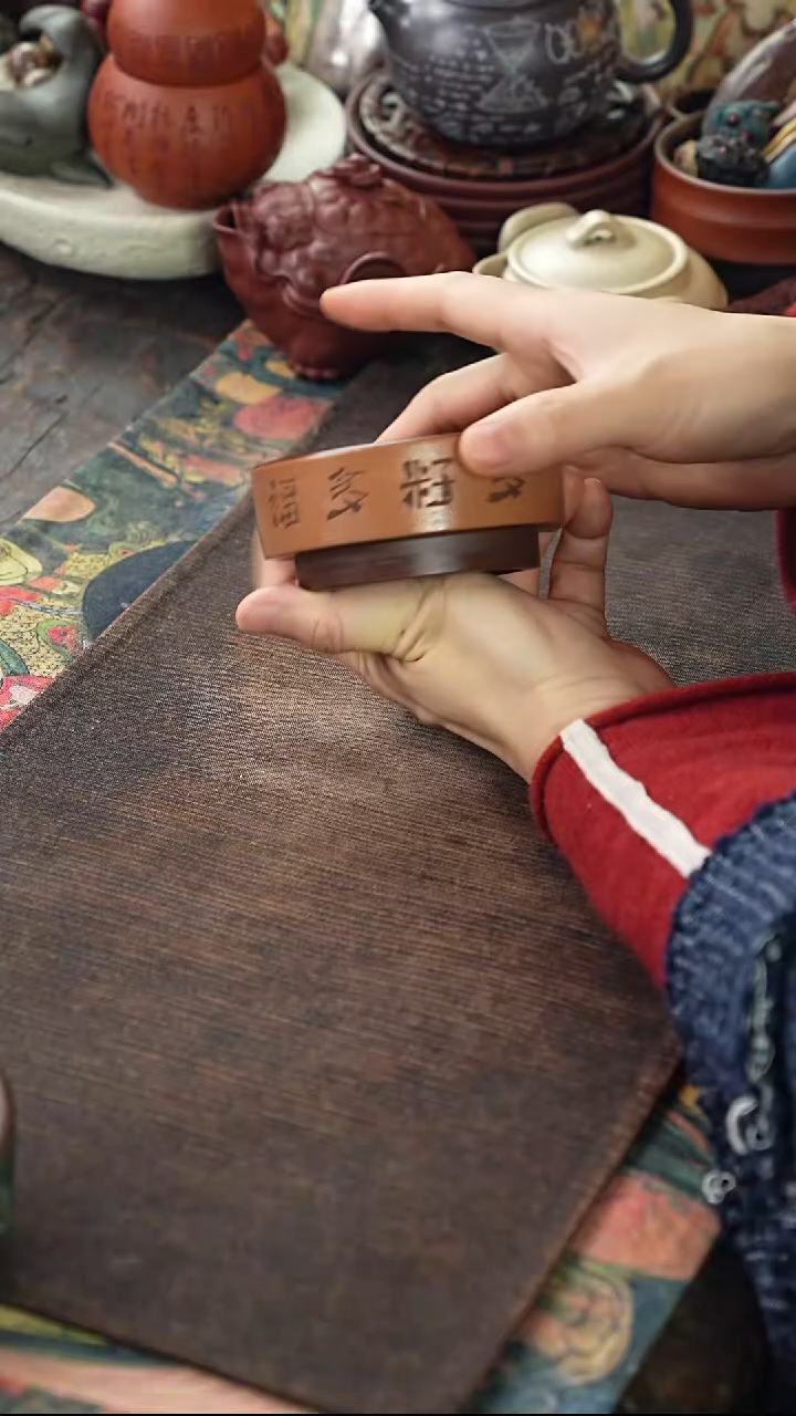 底槽清粉浆刻绘多子多福普洱杯