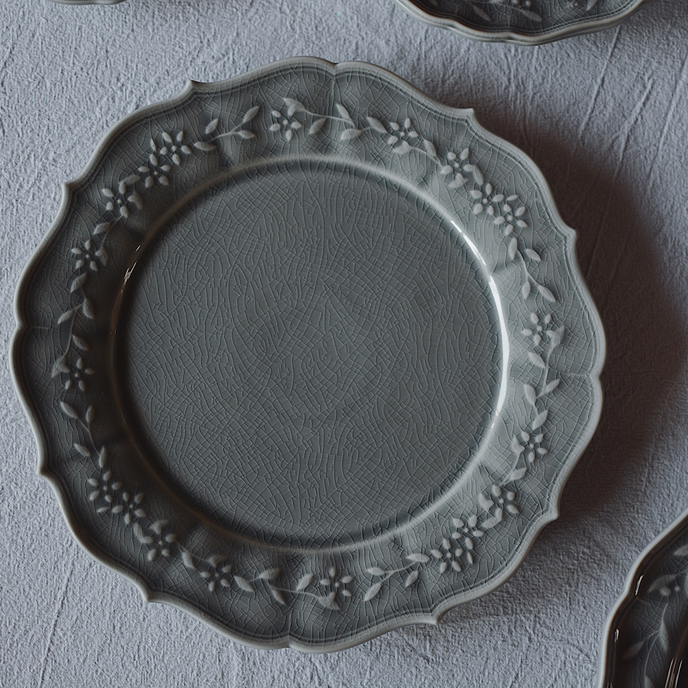 【瑕疵】Camussay复古浮雕灰釉9.4寸角边细团花大盘-裂纹釉24.6×2.2
