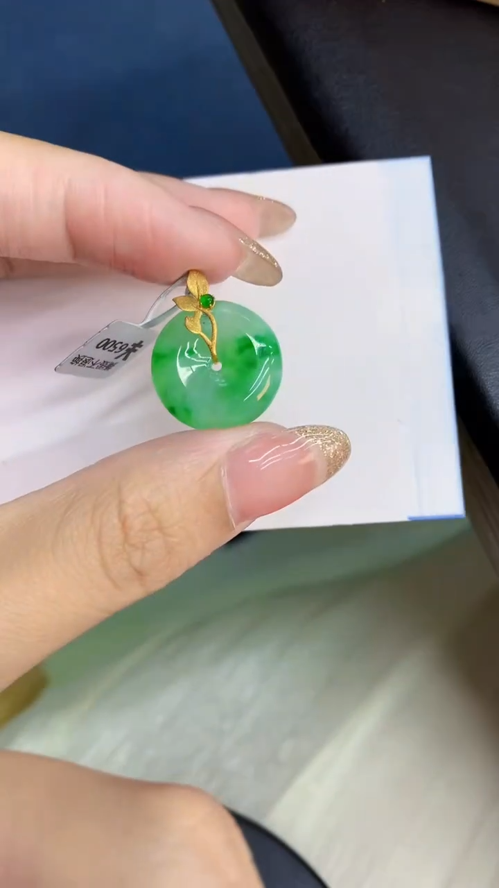 翡翠18K金镶嵌颈饰            8