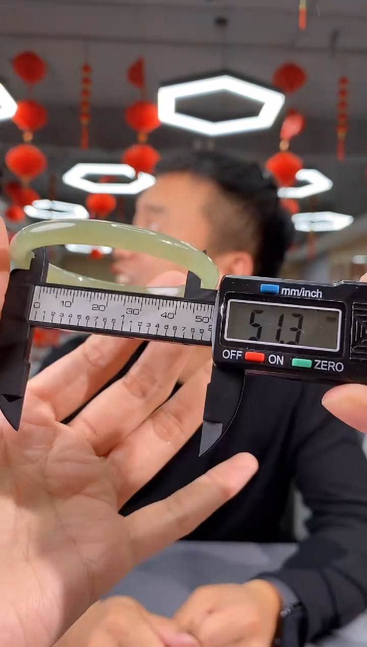 【闪购商品】和田玉手镯未镶嵌微瑕yp