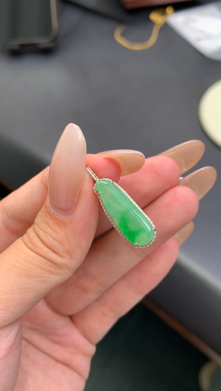 颈饰18K金镶嵌翡翠所***得48小时鉴赏期 退货不扣服务费