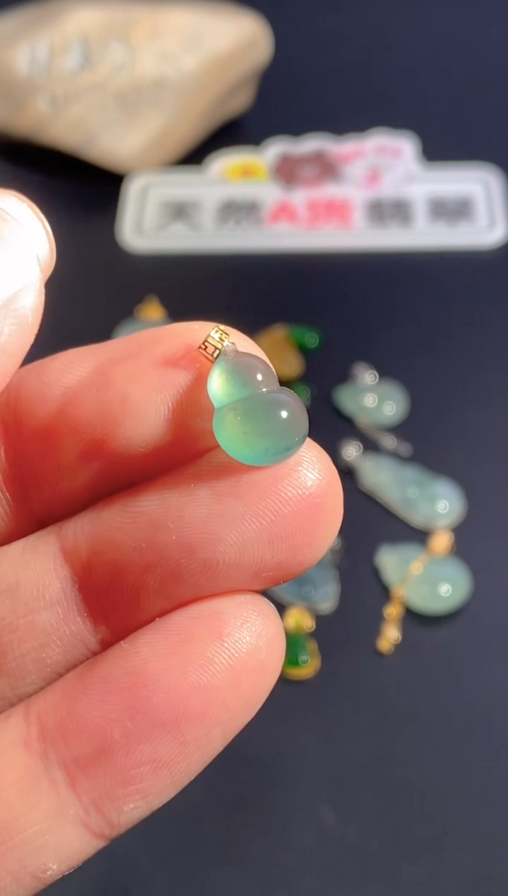 颈饰18K金镶嵌翡翠   