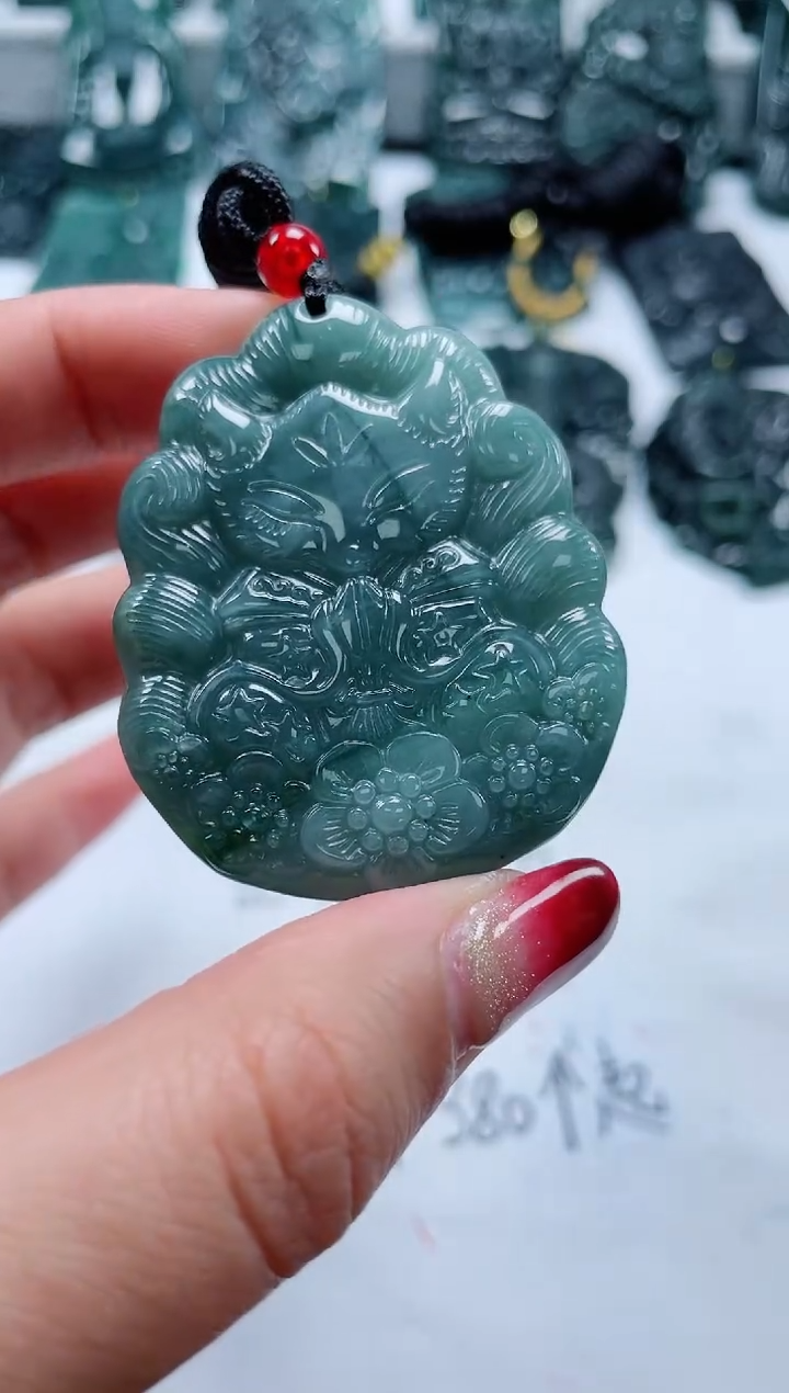 【闪购商品】翡翠颈饰未镶嵌          