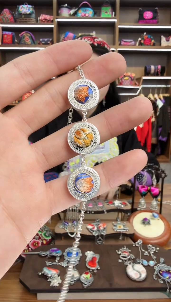 【闪购商品】织绣93蒙阿苏苗绣传承