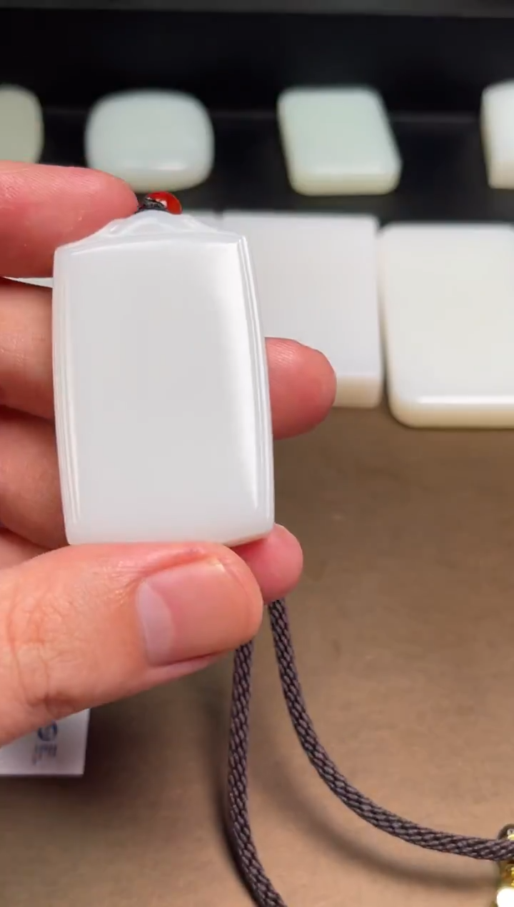 颈饰未镶嵌和田玉42 带点双证