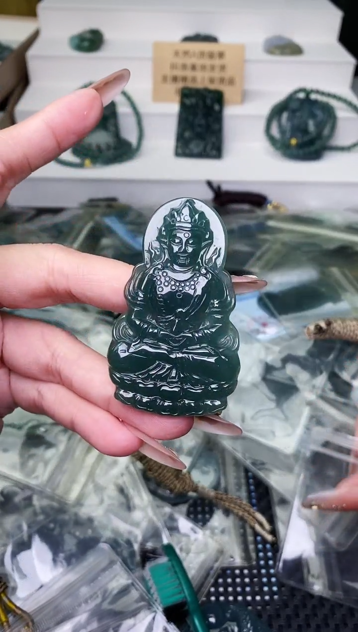 颈饰未镶嵌翡翠 