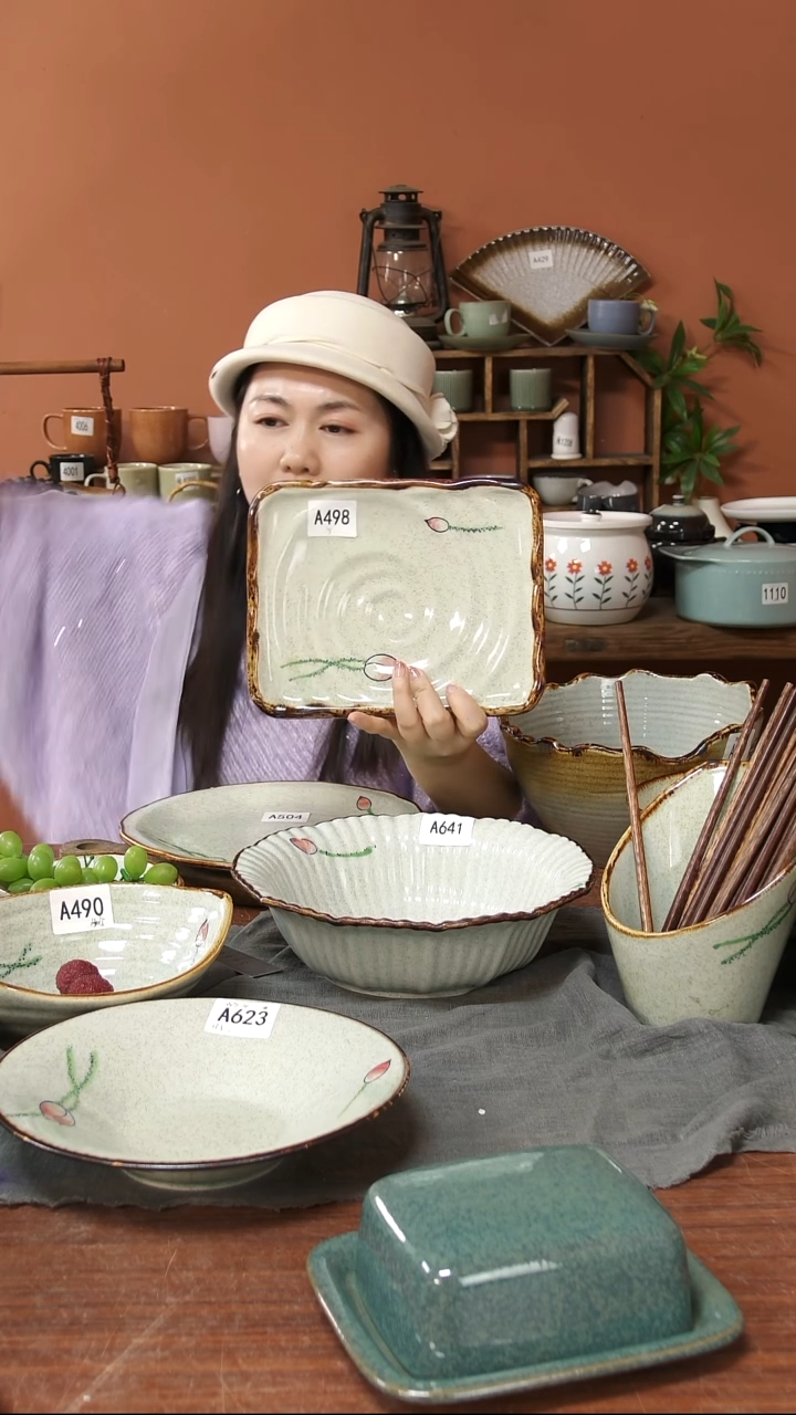 陶瓷A498 一只陶瓷荷花长方盘23*18.5可能微瑕