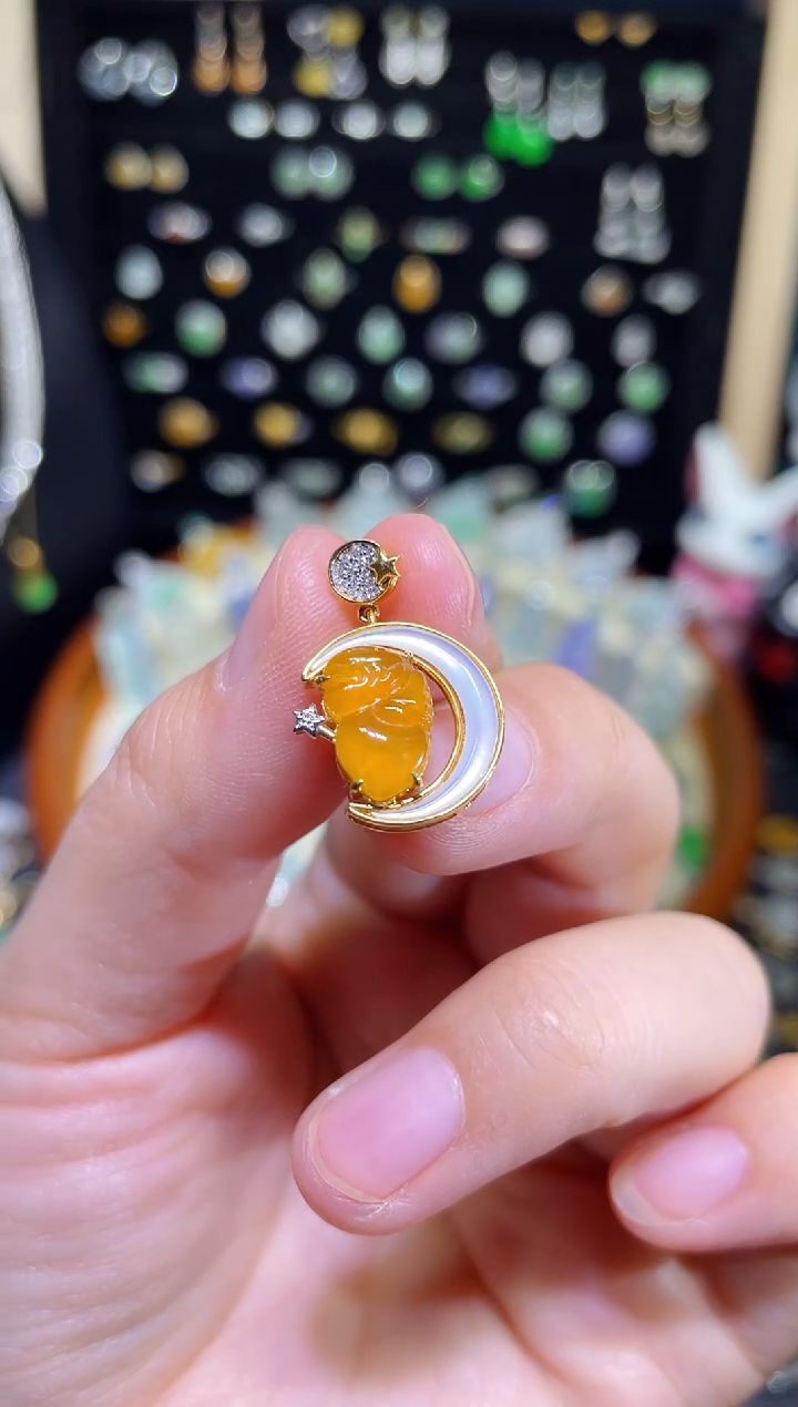 翡翠18K金镶嵌颈饰高冰胶黄翡花仙子吊坠