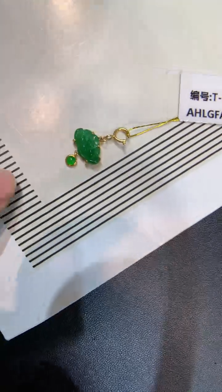 颈饰18K金镶嵌翡翠莲花