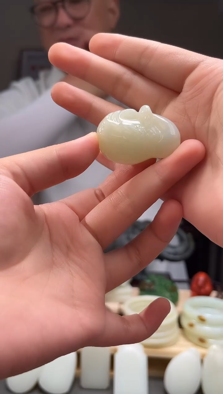 颈饰未镶嵌和田玉吊坠