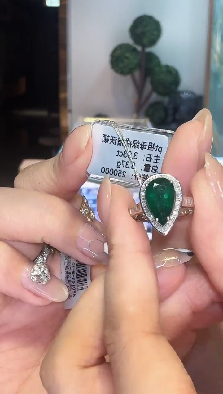 铂Pt950镶嵌戒指钻石水滴