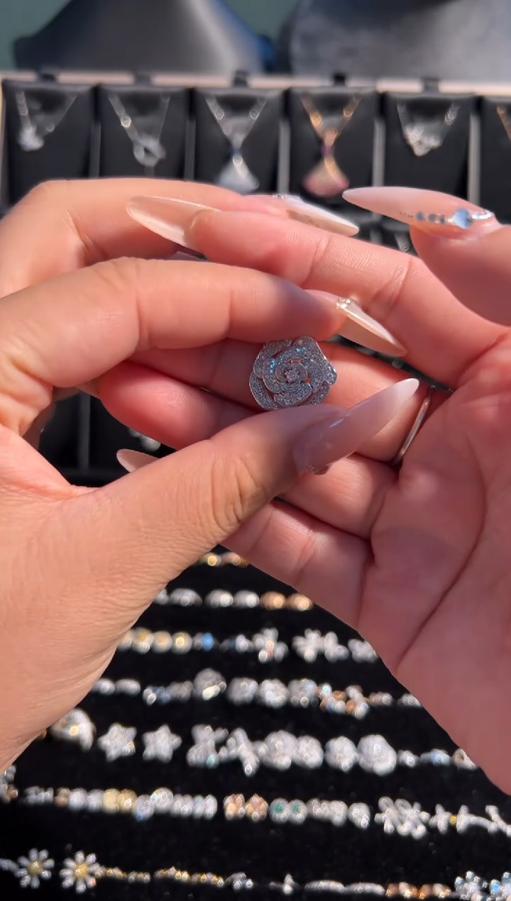 颈饰钻石18K金镶嵌山茶花吊坠