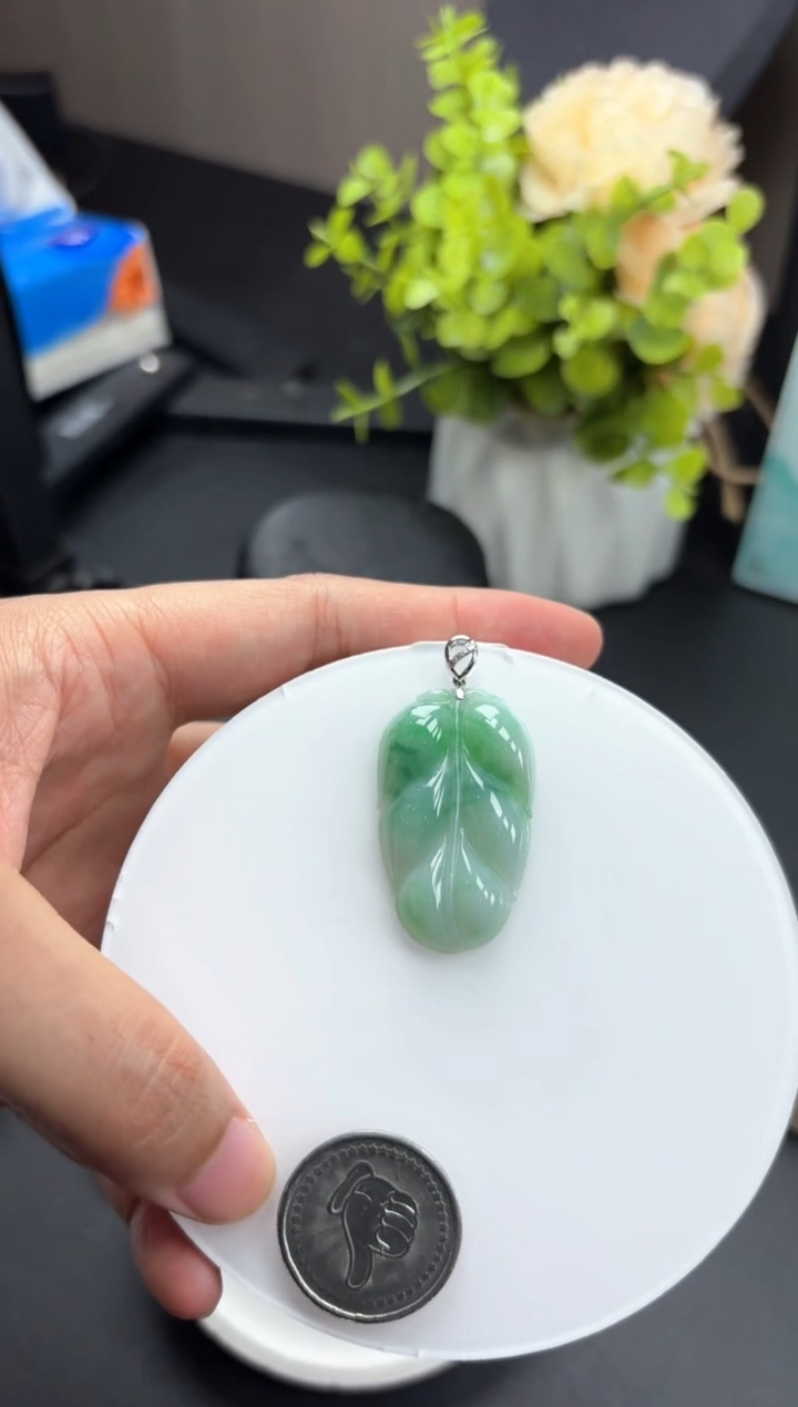 【闪购商品】翡翠颈饰18K金镶嵌叶子