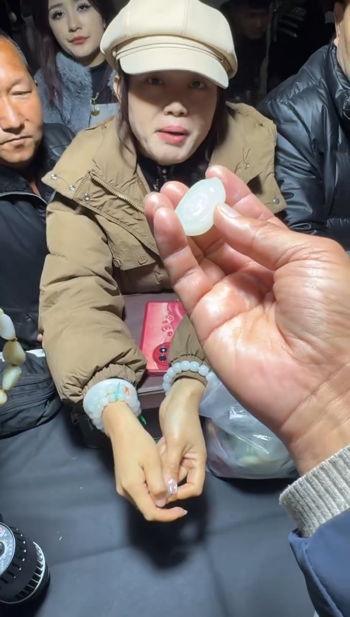 未镶嵌和田玉（糖玉）挂件和田玉