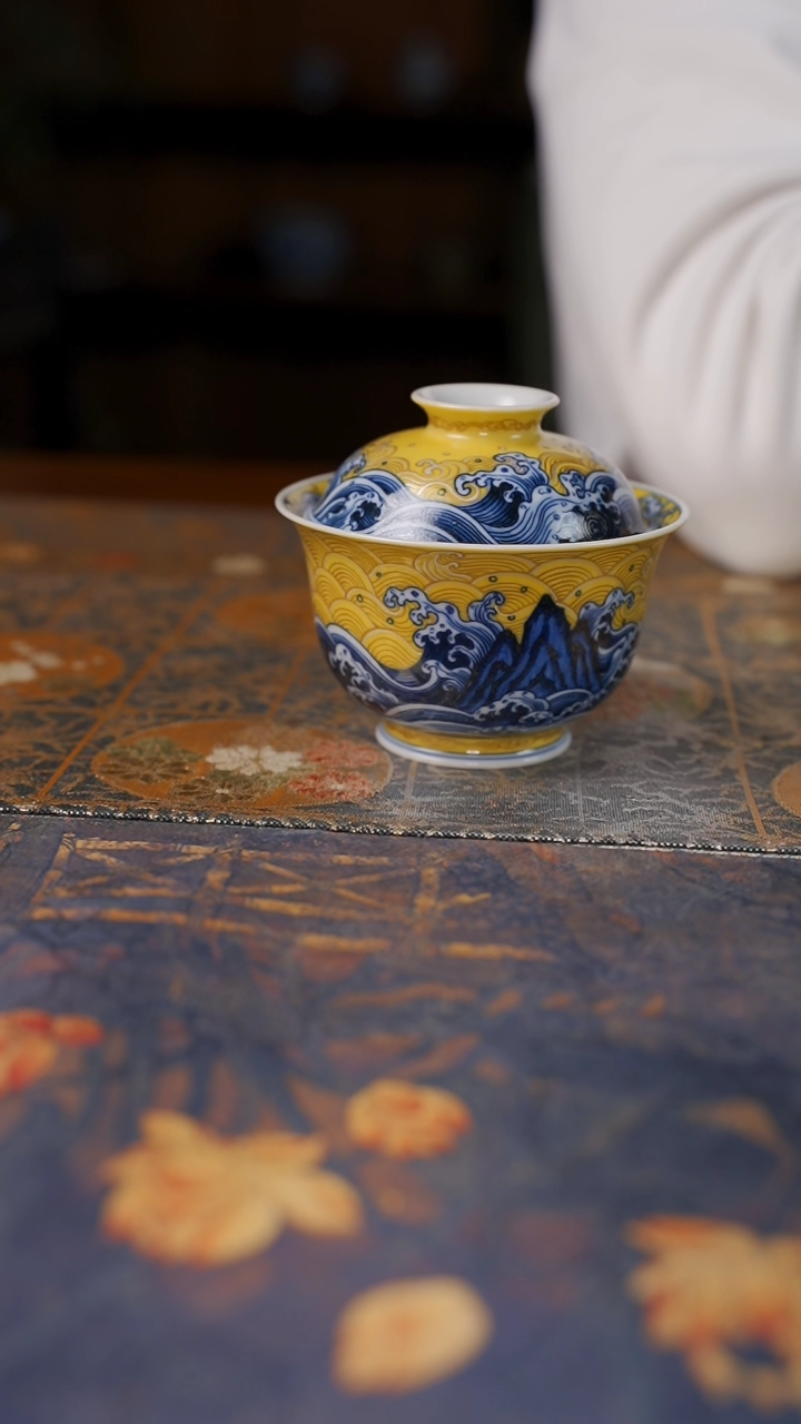 【闪购商品】杯水造江崖海水青花黄釉元宝盖碗