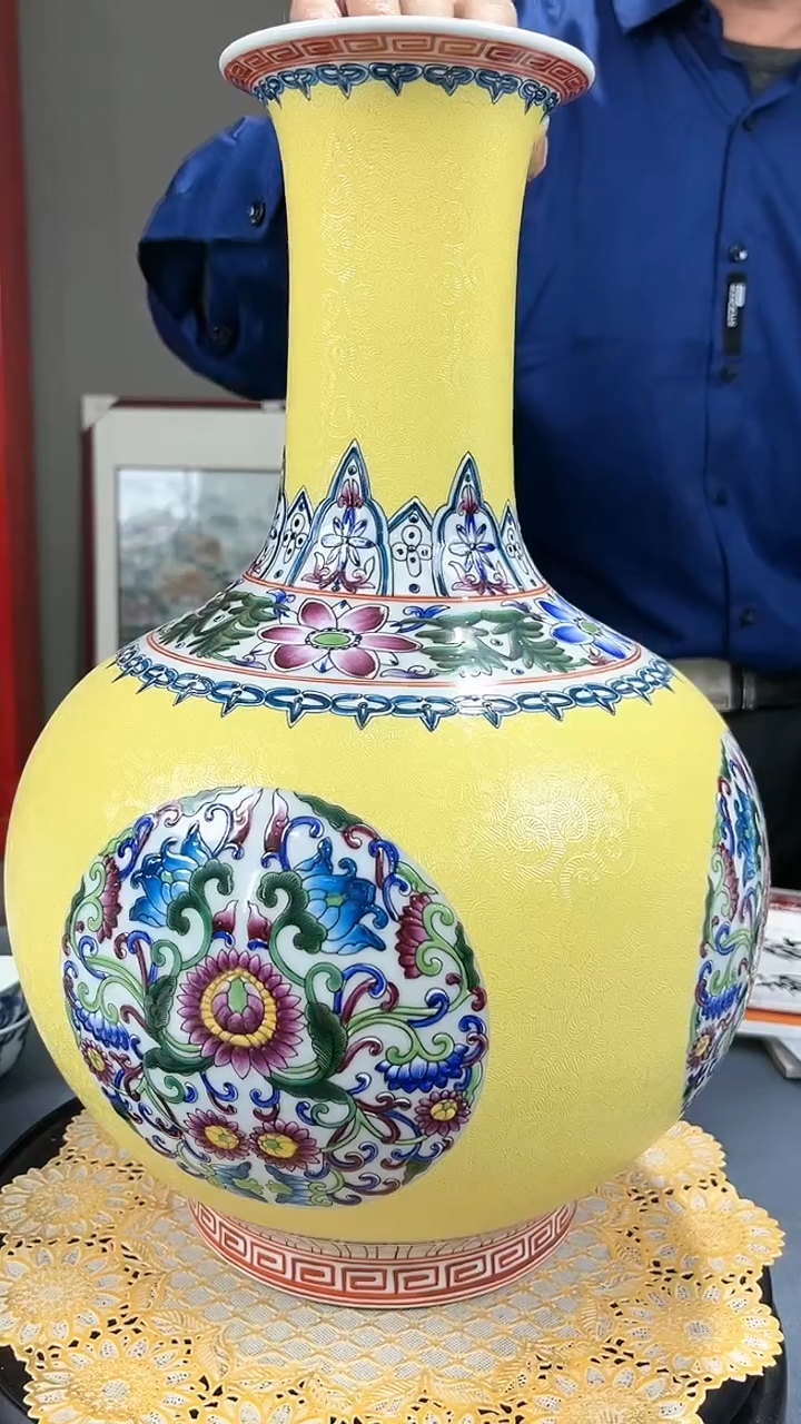 【闪购商品】官窑瓷画院424官窑瓷画院帝王黄扒花团花赏瓶