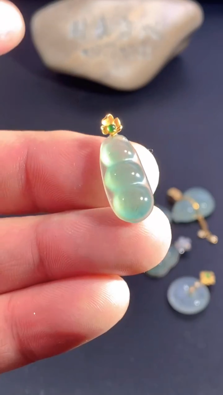 颈饰18K金镶嵌翡翠       