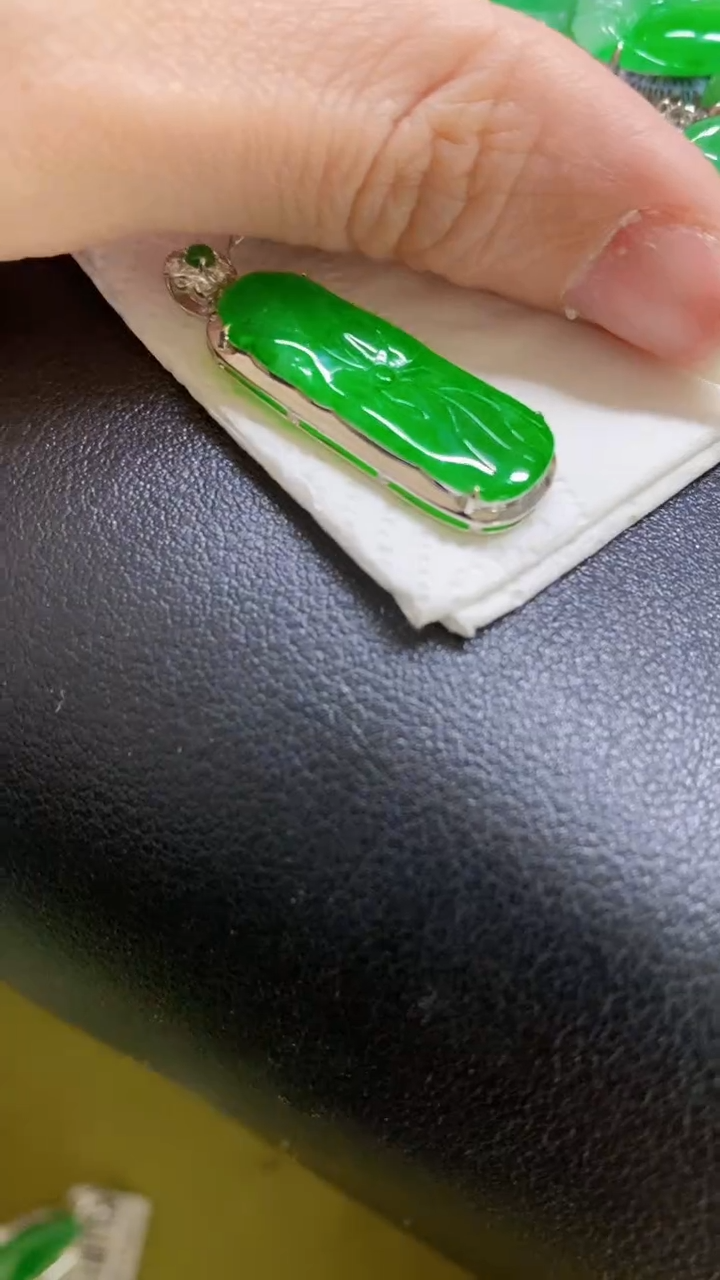 颈饰18K金镶嵌翡翠荷叶