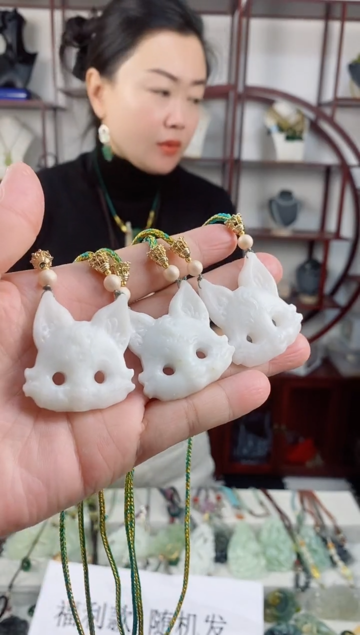 未镶嵌岫玉颈饰1