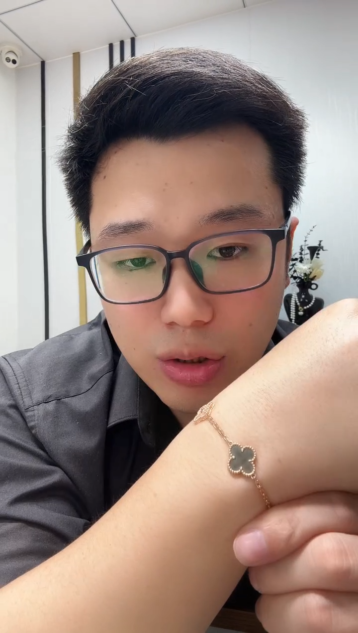 18K金镶嵌手链钻石今****啥灰贝隔钻手链