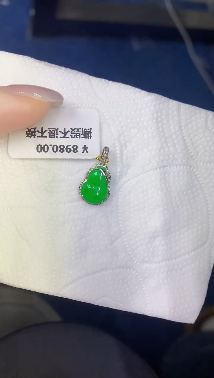 颈饰18K金镶嵌翡翠缅甸天然翡翠A货