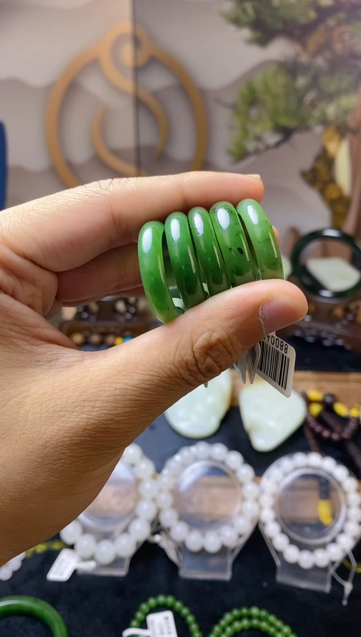 和田玉戒圈未镶嵌俄罗斯阳绿色碧玉戒圈一件