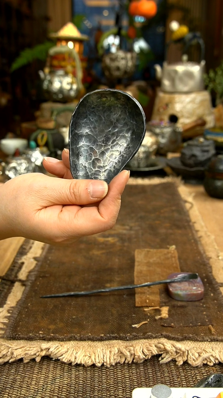 纯手工锻打茶则。