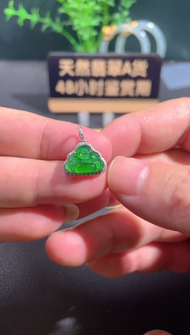 翡翠18K金镶嵌颈饰翡翠