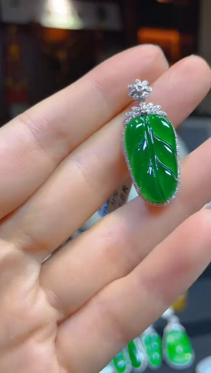 【闪购商品】翡翠颈饰18K金镶嵌118544天然A货翡翠叶子