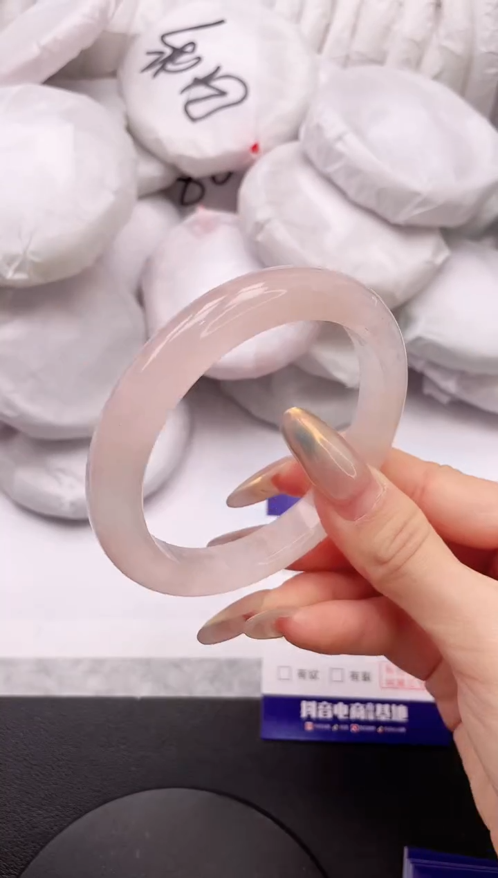 【闪购商品】石英质玉手镯未镶嵌18L110-61