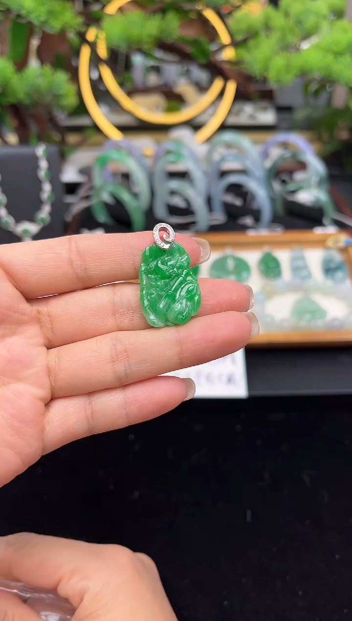 颈饰18K金镶嵌翡翠吊坠