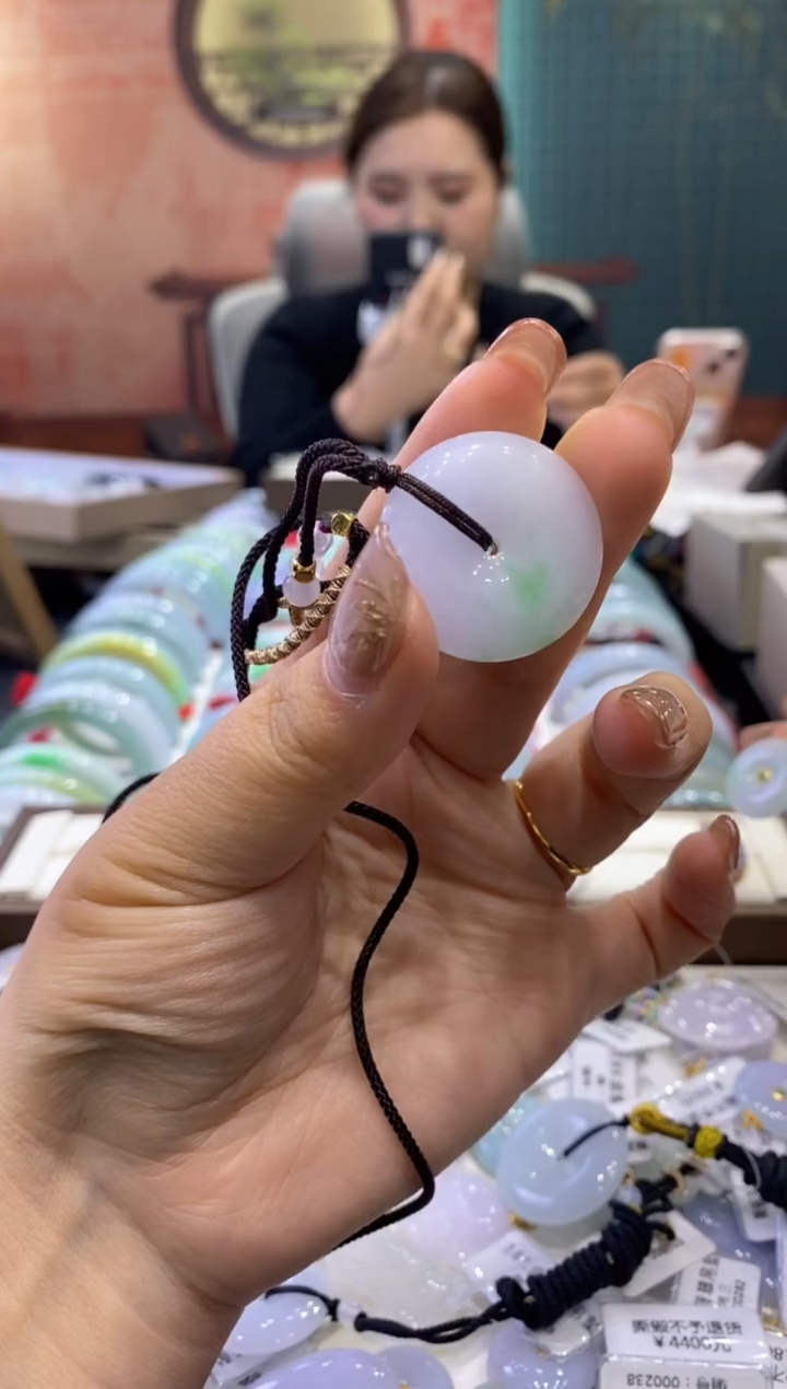 【闪购商品】翡翠吊坠(赠链)未镶嵌多人0012400