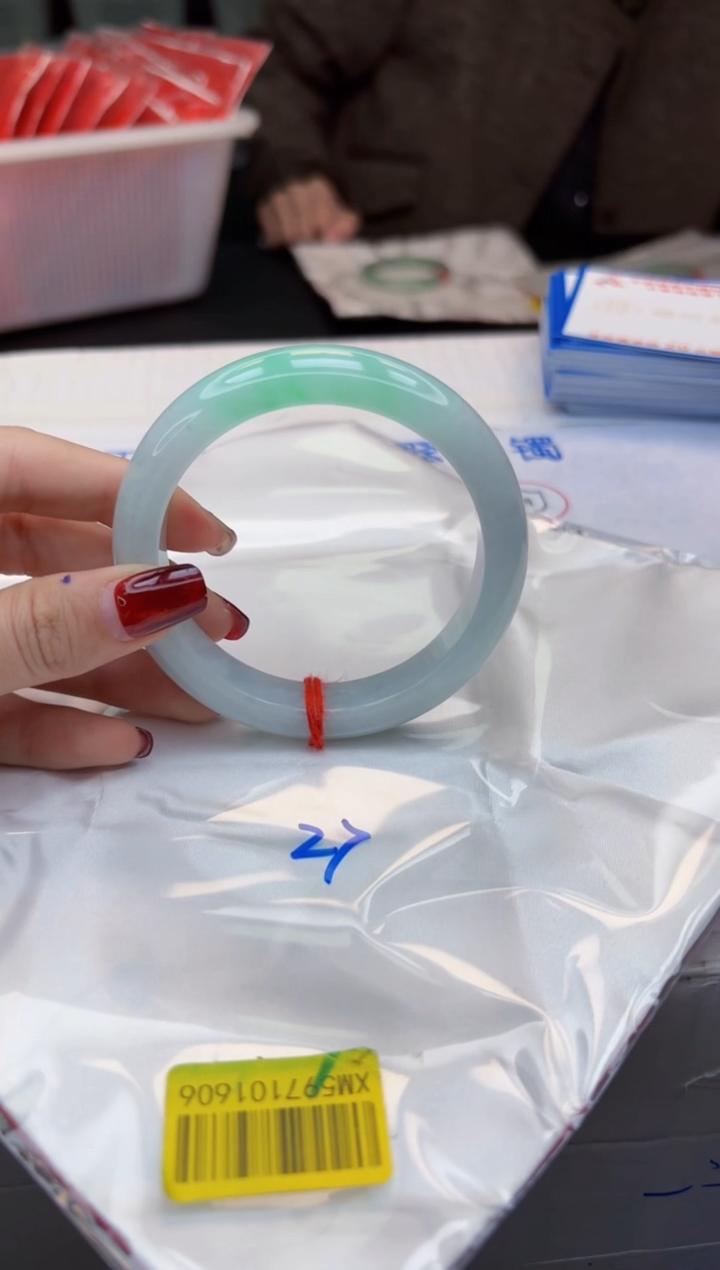 【闪购商品】翡翠手镯未镶嵌，手镯均需要有包容心