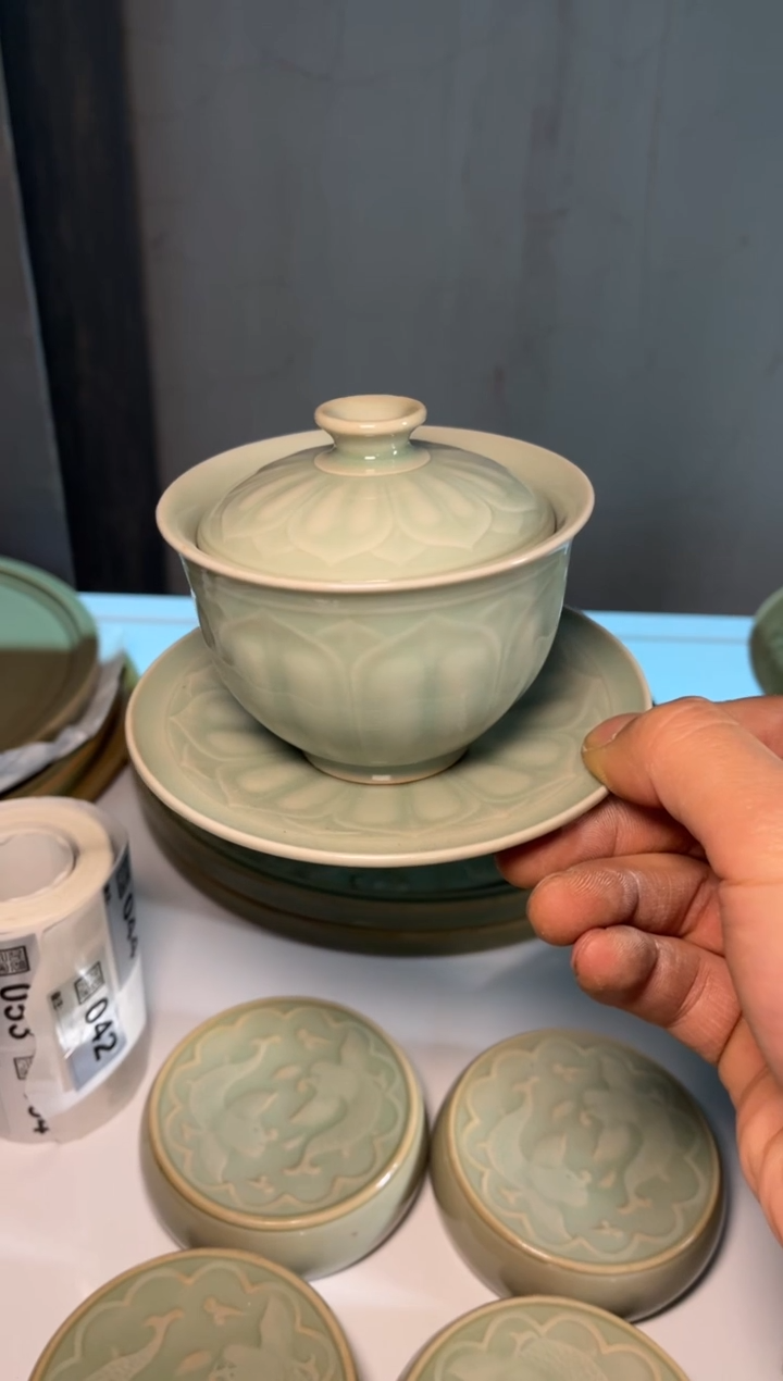 瓷微瑕天青莲瓣盖碗