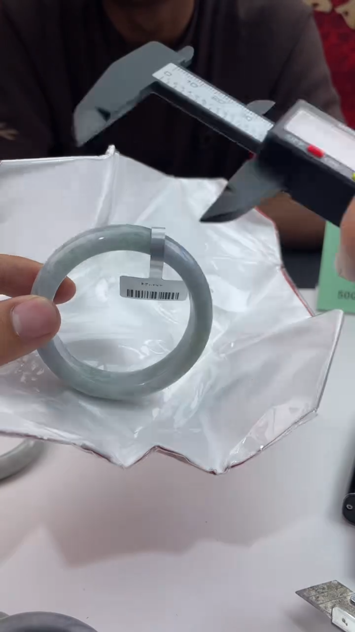 【闪购商品】翡翠手镯未镶嵌14翡翠手镯（微瑕）