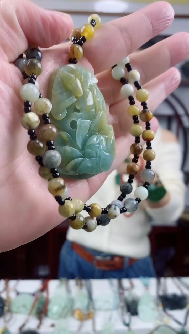 未镶嵌岫玉颈饰1