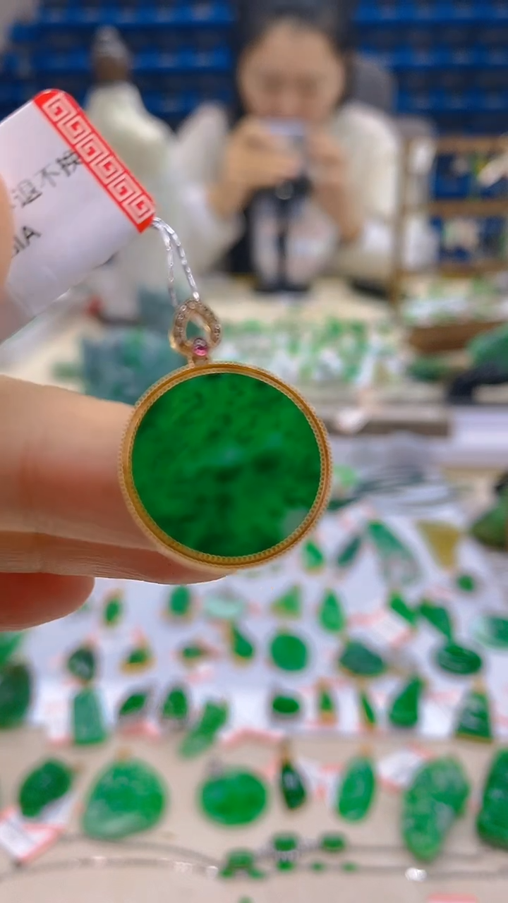颈饰18K金镶嵌翡翠新号开播 全场乱卖