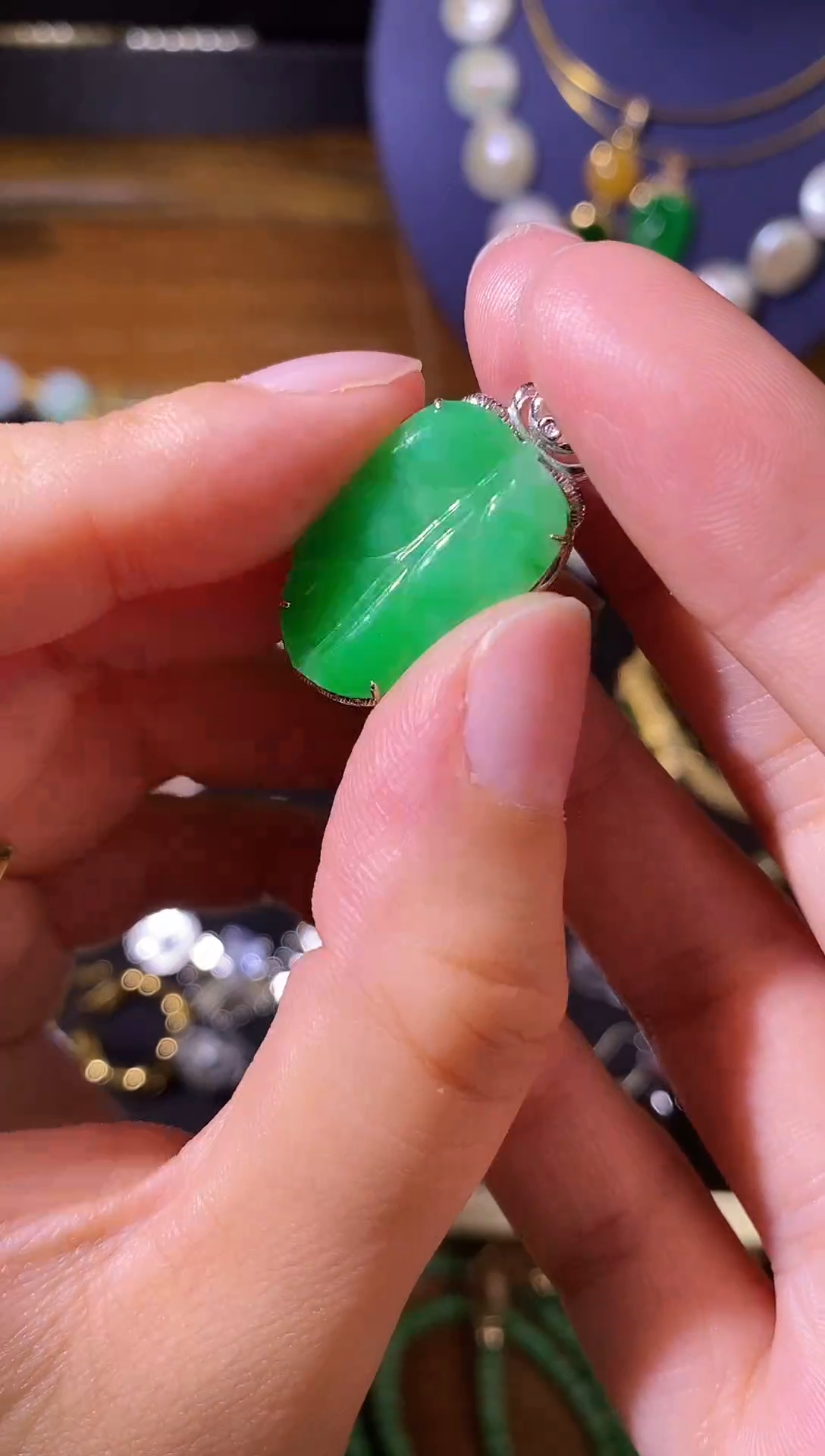 颈饰18K金镶嵌翡翠绿叶子吊坠