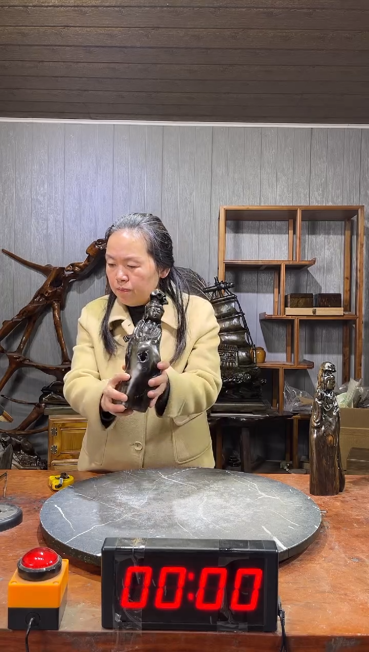 金丝楠江****?阴沉木笑佛