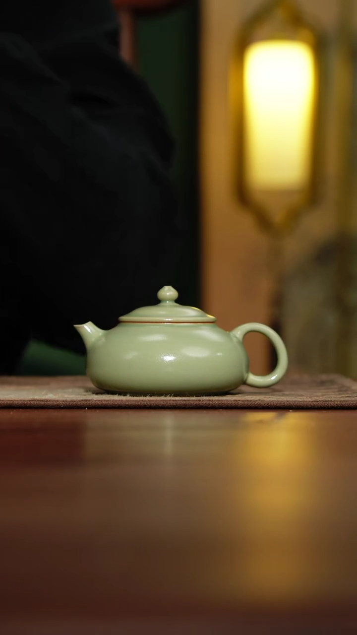 【闪购商品】【览古雅韵】秘色寒江壶