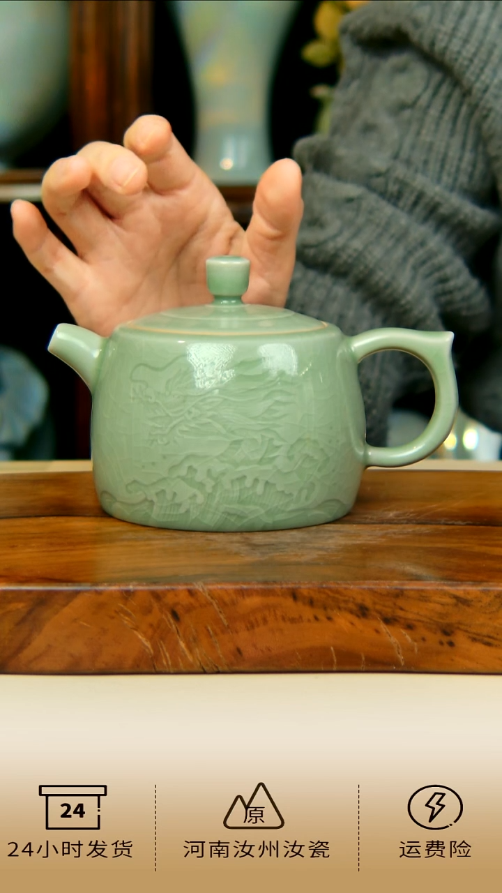 全手工豆绿釉雕刻龙吸水井栏壶不完美