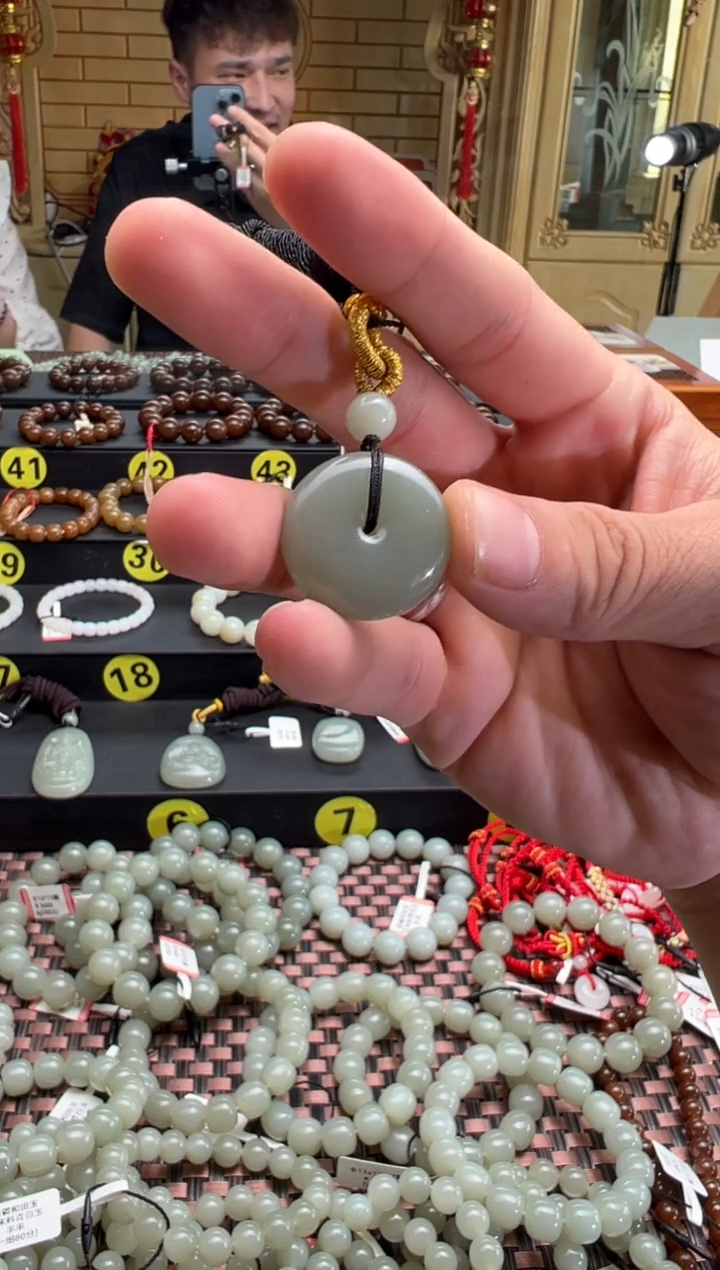 【闪购商品】和田玉吊坠(赠链)未镶嵌且末料青白玉平安扣