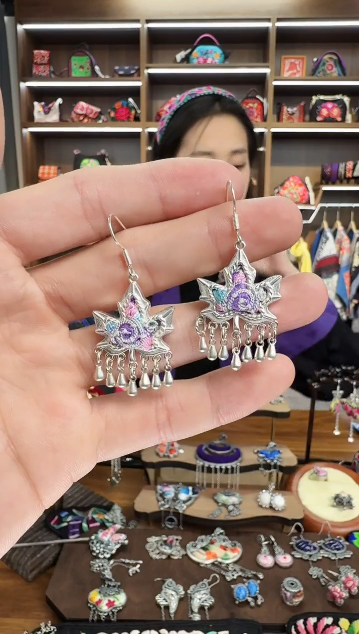 【闪购商品】织绣42蒙阿苏苗绣传承