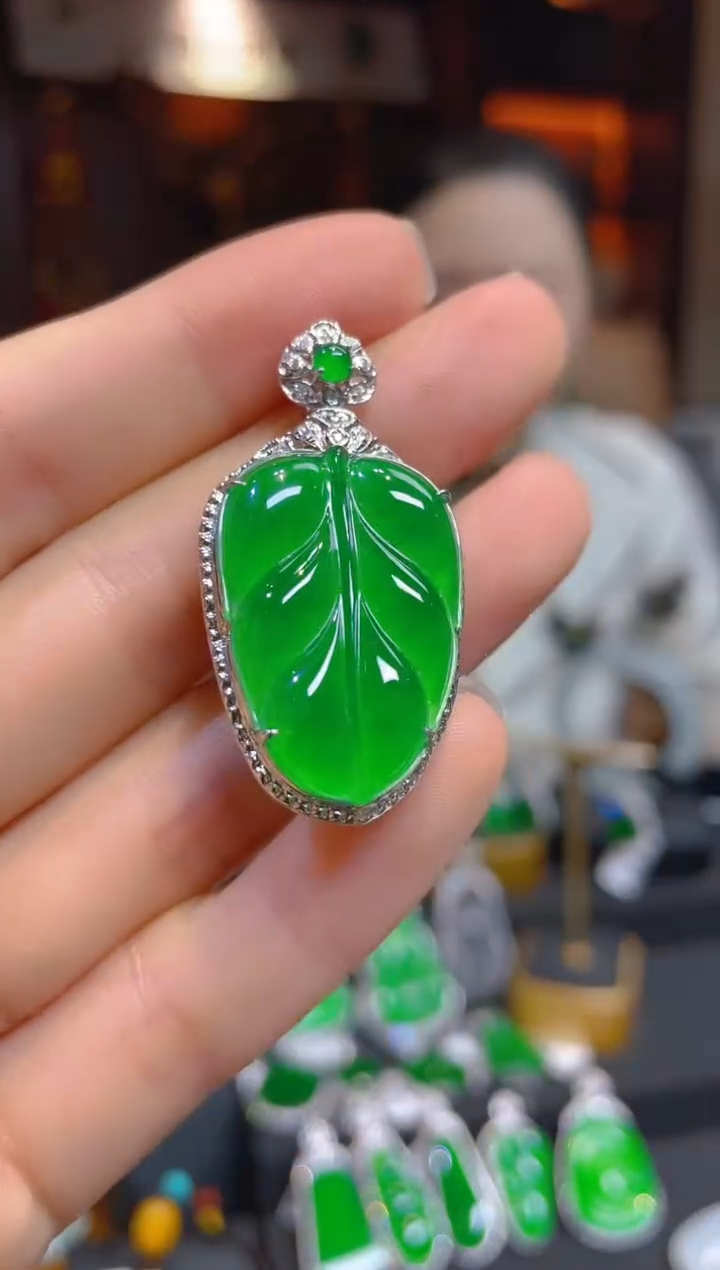 【闪购商品】翡翠颈饰18K金镶嵌114844天然A货翡翠叶子吊坠