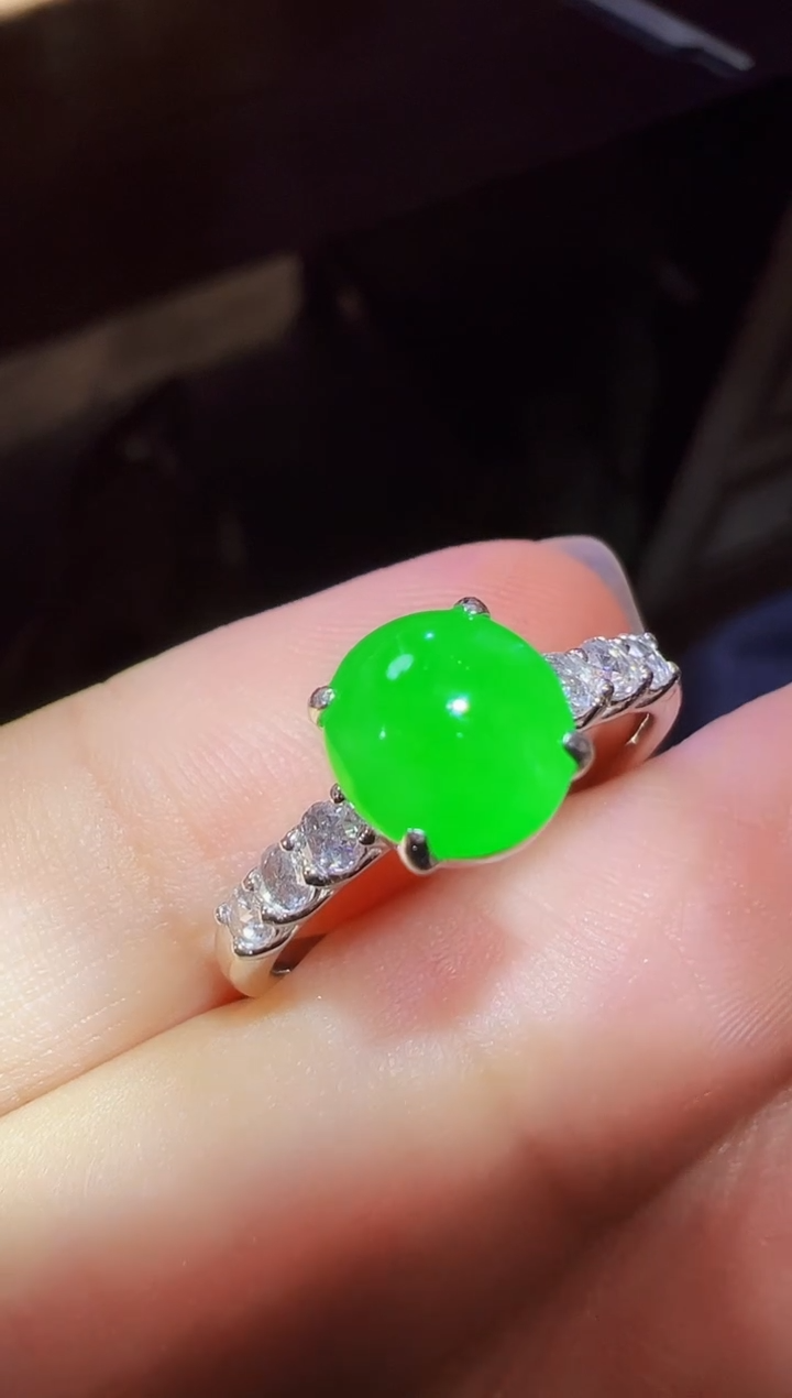 18K金镶嵌戒指翡翠蛋面