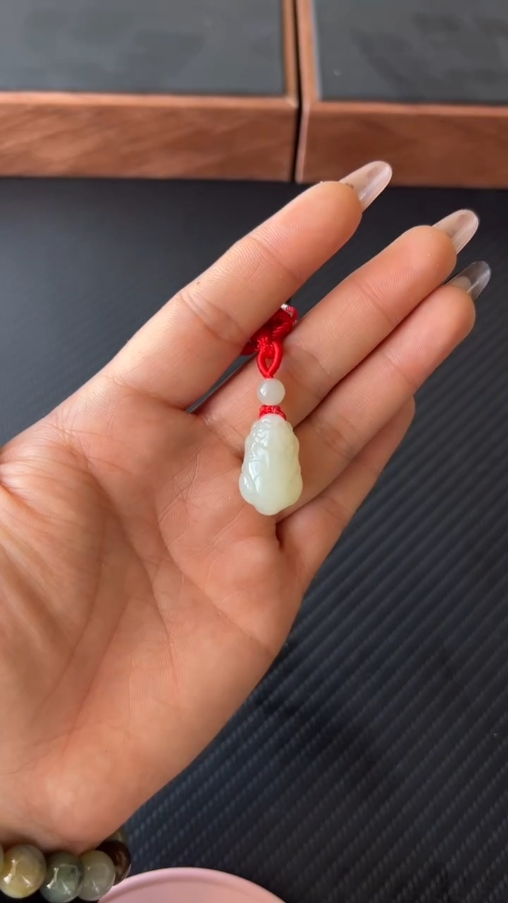 【闪购商品】和田玉吊坠(赠链)未镶嵌且末微色差近矿