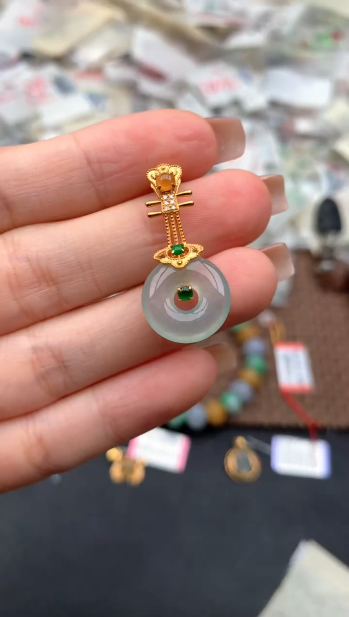 18K金镶嵌挂件翡翠一