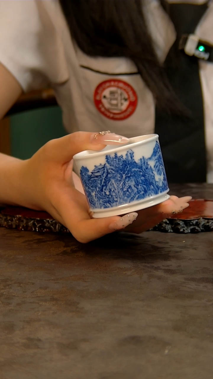 青花手绘山水主人杯