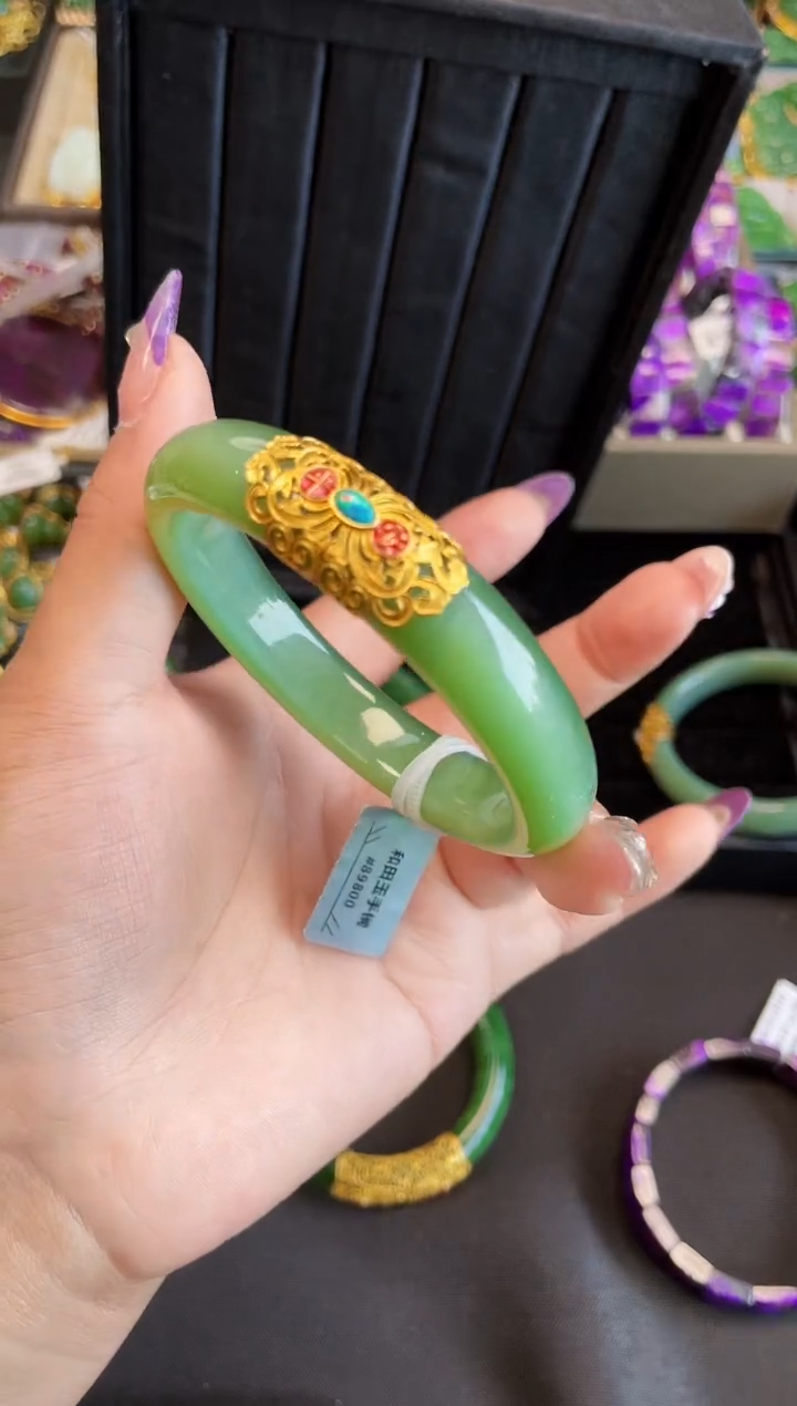 【闪购商品】和田玉手镯18K金镶嵌55多样性发一